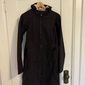Lululemon Apres yoga raincoat in black.